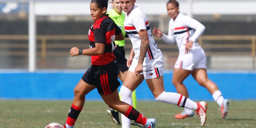 nova-lei-estimula-igualdade-salarial-para-atletas-de-futebol-feminino