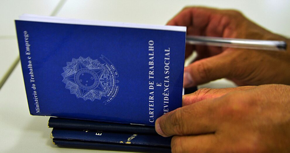 ibge:-desemprego-cai-a-5,3%-e-numero-de-ocupados-bate-recorde