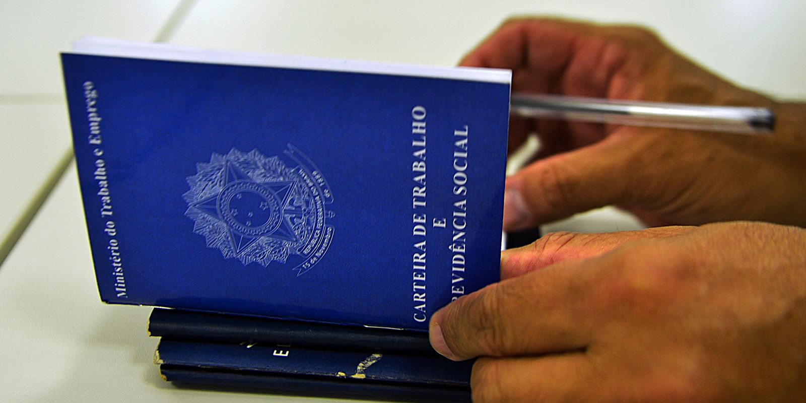 ibge:-desemprego-cai-a-5,3%-e-numero-de-ocupados-bate-recorde
