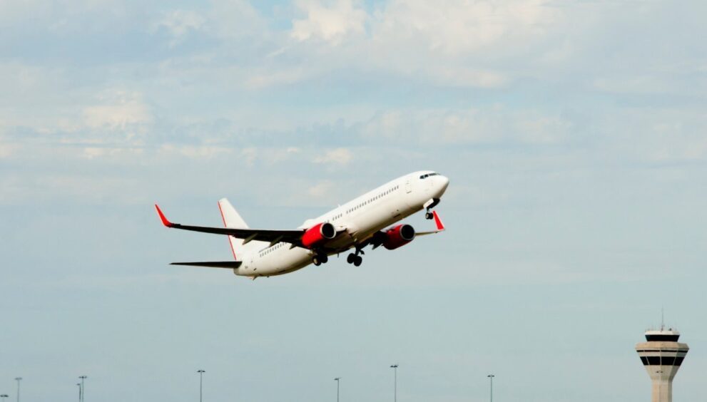 piloto-e-esfaqueado-em-briga-a-bordo-e-aviao-com-destino-a-israel-desvia-rota