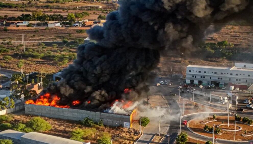 incendio-de-grandes-proporcoes-destroi-galpao-na-bahia