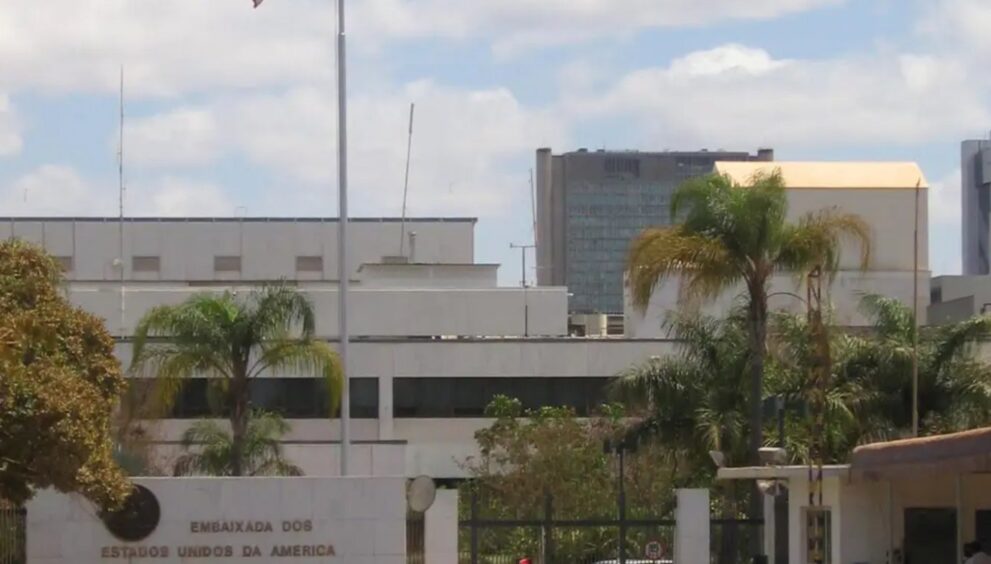 suspensao-de-servicos-de-embaixada-dos-eua-e-alvo-de-ofensiva-juridica-de-lula-no-tse
