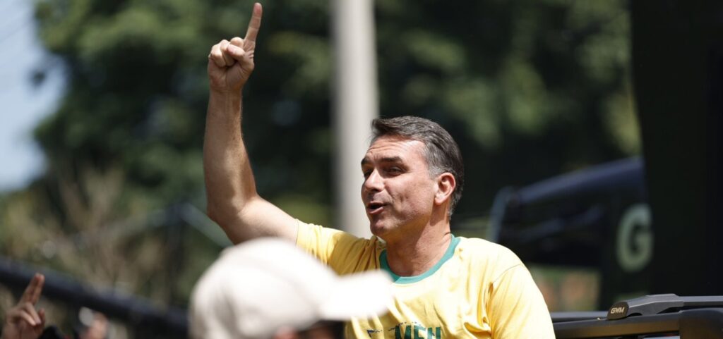 flavio-bolsonaro-critica-stf-e-diz-ver-sinal-de-vitoria-no-1o-turno