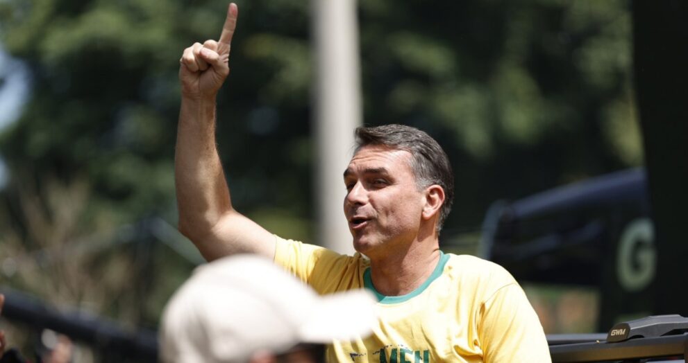 flavio-bolsonaro-critica-stf-e-diz-ver-sinal-de-vitoria-no-1o-turno