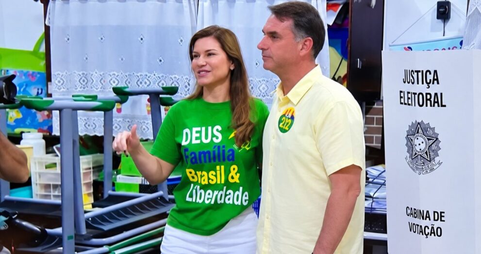 flavio-bolsonaro-vota-no-rio-de-janeiro