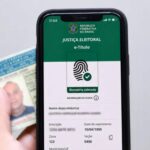 Flávio Bolsonaro vota no Rio de Janeiro