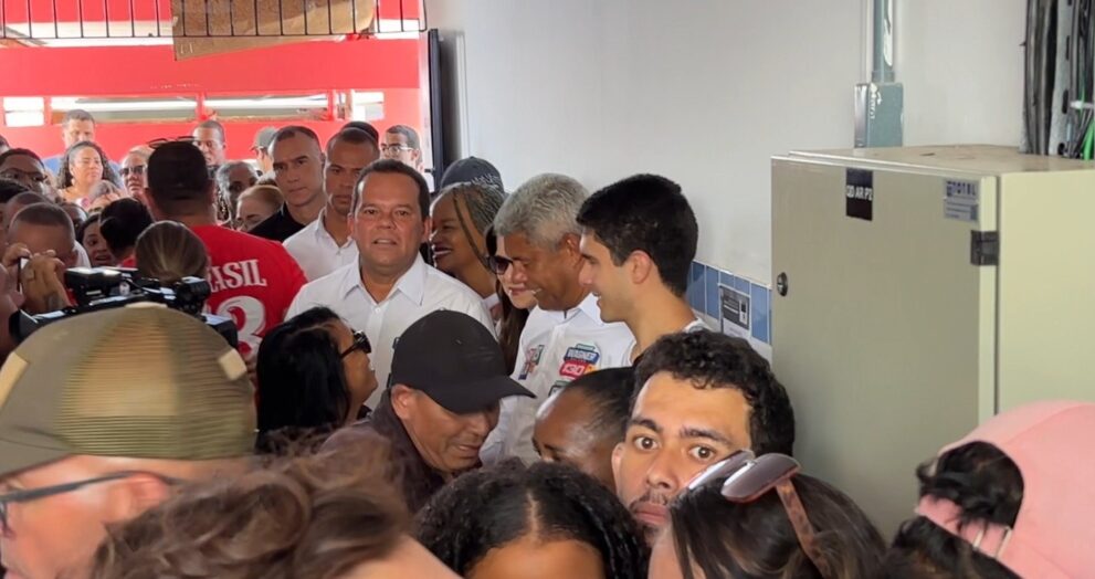 jeronimo-rodrigues-vota-em-salvador-acompanhado-de-aliados