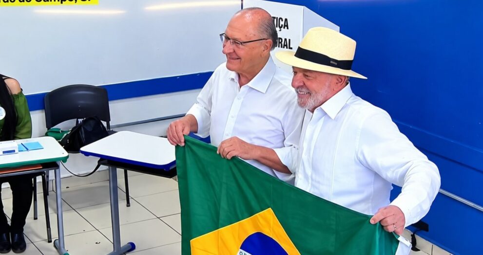 democracia-ou-barbarie,-diz-lula-ao-votar-no-primeiro-turno-das-eleicoes