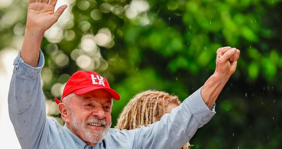 fila-se-forma-para-acompanhar-votacao-de-lula-no-1o-turno
