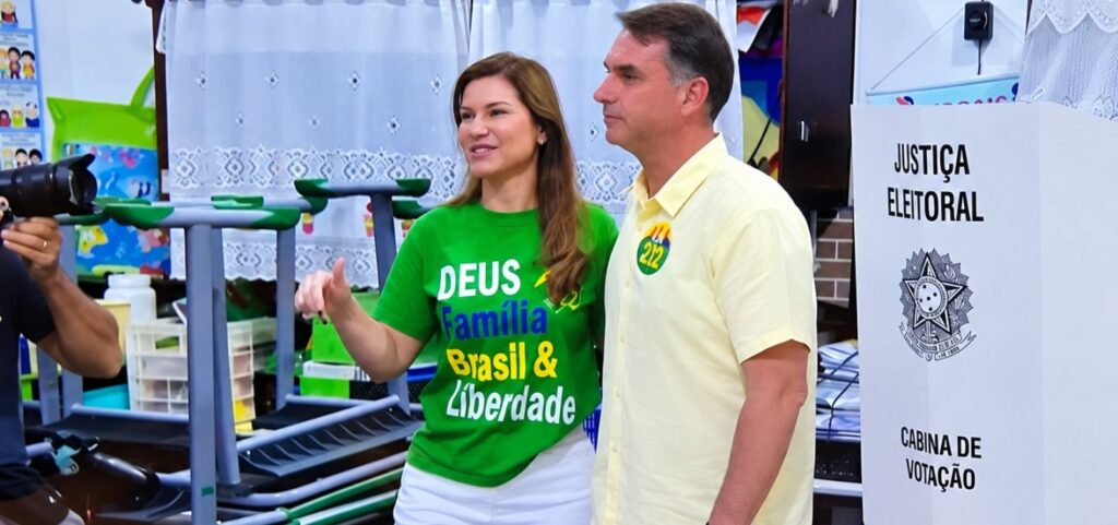 flavio-bolsonaro-vota-no-rio-e-diz-esperar-mudanca-nas-urnas