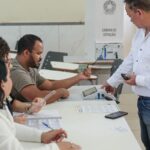 Jerônimo vota em Salvador e diz esperar vitória para ele e Lula no primeiro turno