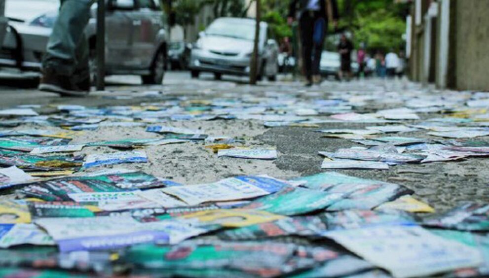 acumulo-de-santinhos-em-calcadas-gera-queixas-dos-eleitores-no-rio