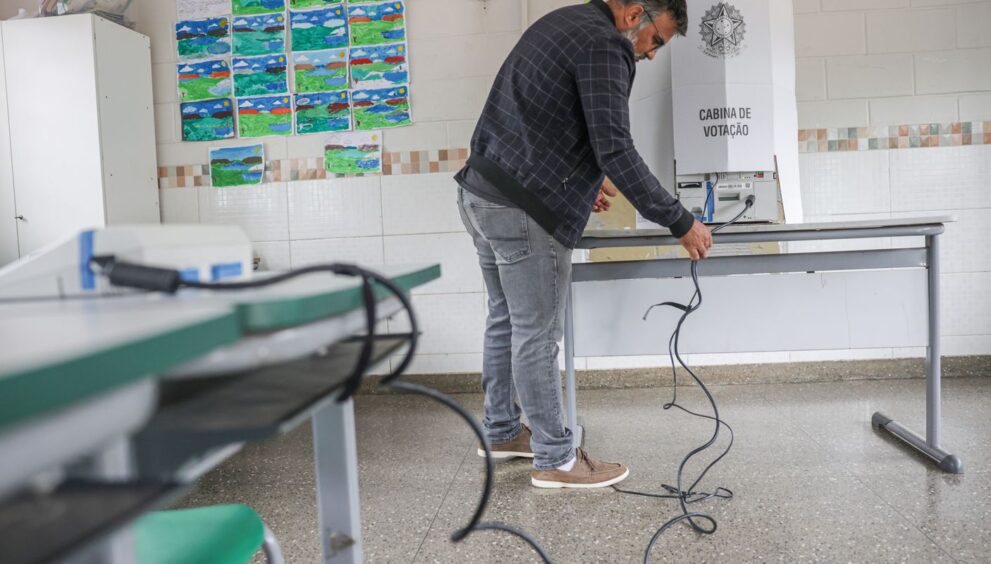 76-urnas-eletronicas-precisaram-ser-substituidas-no-parana