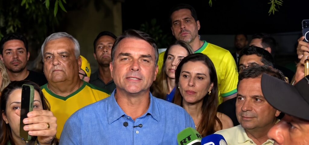 flavio-bolsonaro-comemora-resultado-do-1o-turno-e-diz:-“brasil-quer-mudanca”