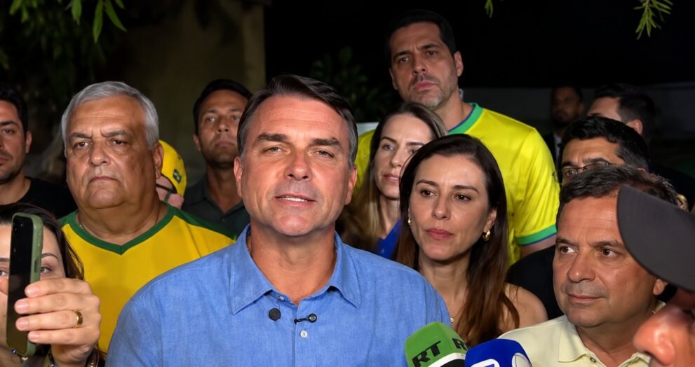 flavio-bolsonaro-comemora-resultado-do-1o-turno-e-diz:-“brasil-quer-mudanca”