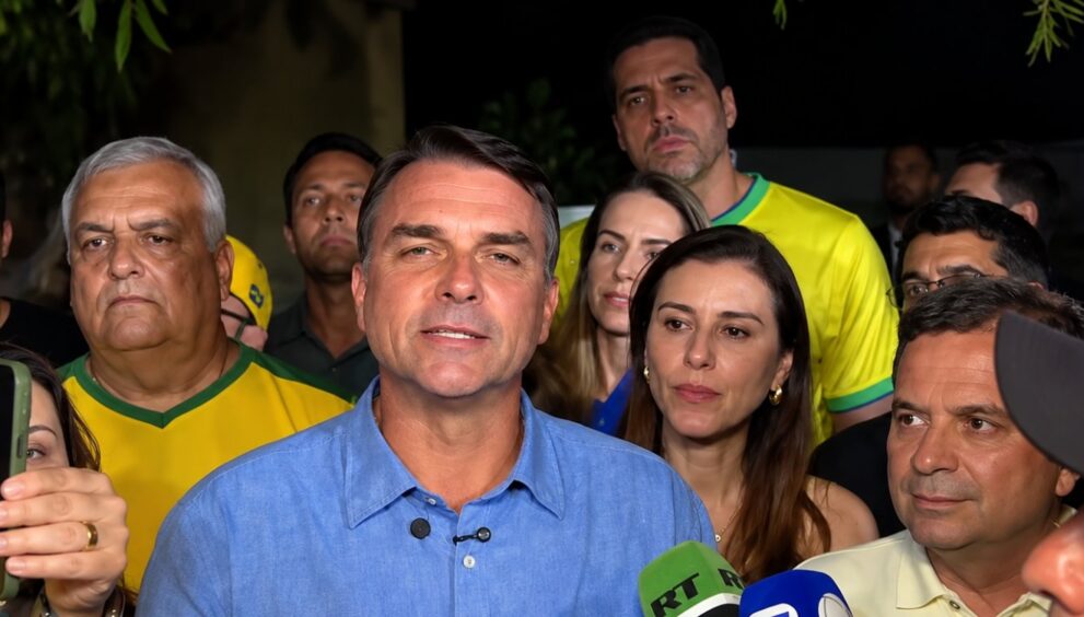 flavio-bolsonaro-comemora-resultado-do-1o-turno-e-diz:-“brasil-quer-mudanca”