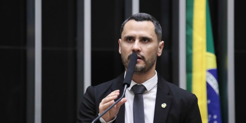 em-minas-gerais,-cleitinho,-do-republicanos,-e-eleito-em-1o-turno
