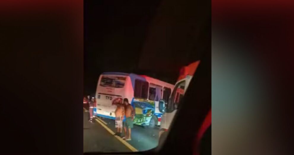 micro-onibus-com-27-pessoas-se-envolve-em-acidente-na-br-324-e-deixa-10-feridos