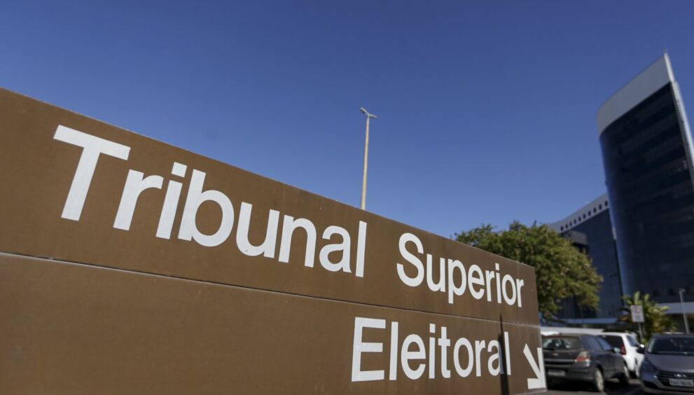 tse-manda-retirar-do-ar-posts-falsos-de-lula-com-a-bandeira