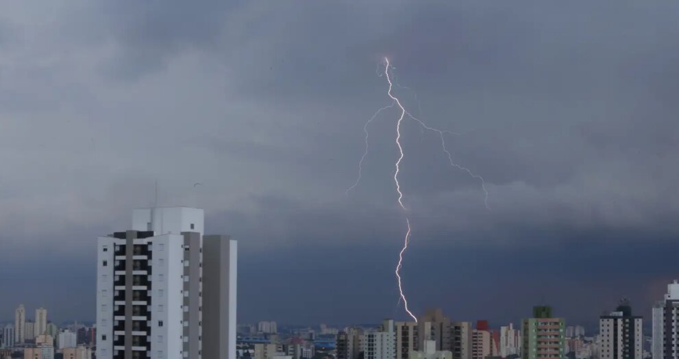 inmet-emite-alerta-laranja-com-perigo-de-chuvas-intensas-em-sp-e-pr