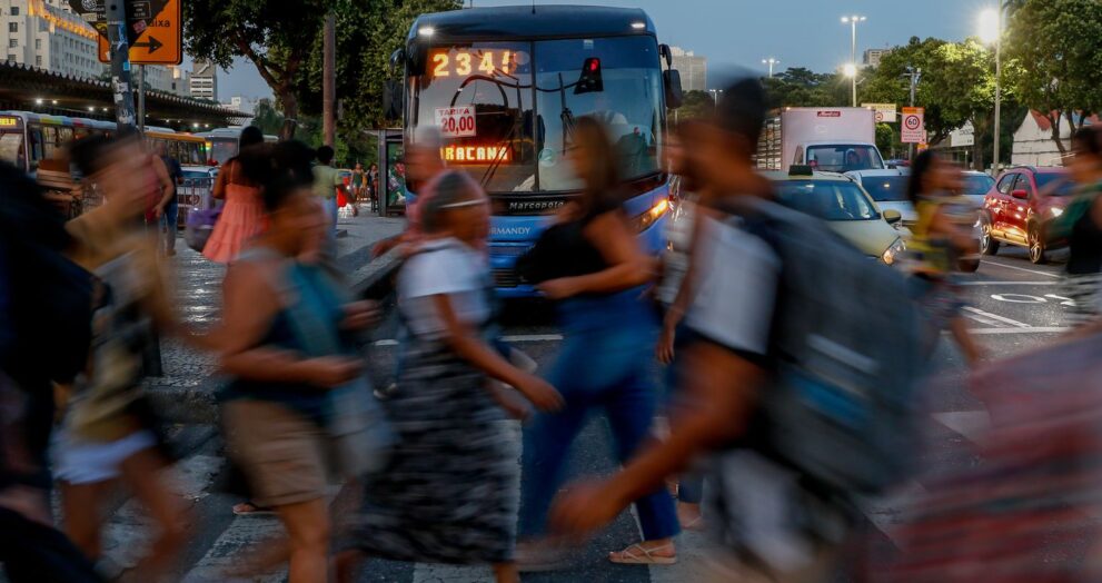 estudo-revela-como-medo-da-violencia-limita-rotina-de-mulheres-no-rj