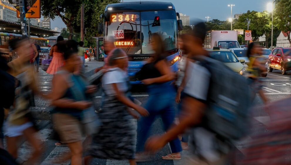 estudo-revela-como-medo-da-violencia-limita-rotina-de-mulheres-no-rj