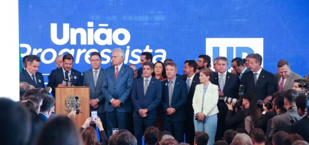 pp-e-uniao-brasil-oficializam-apoio-a-flavio-bolsonaro-no-segundo-turno