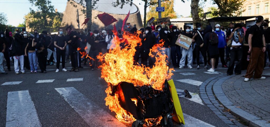 paris-e-palco-de-confrontos-violentos-entre-estudantes-e-policiais