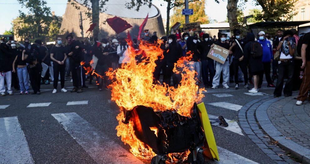 paris-e-palco-de-confrontos-violentos-entre-estudantes-e-policiais