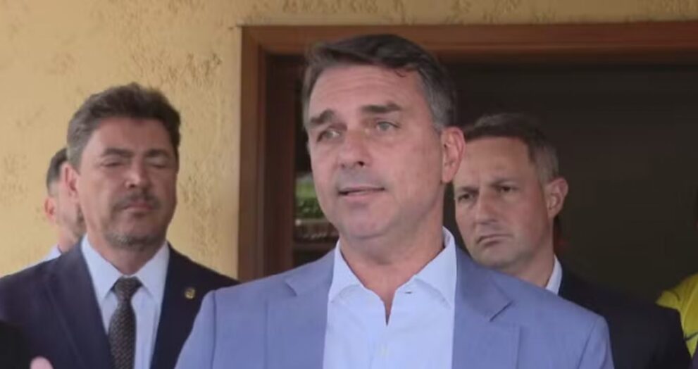 flavio-bolsonaro-diz-que-pretende-mudar-constituicao-com-maioria-no-congresso