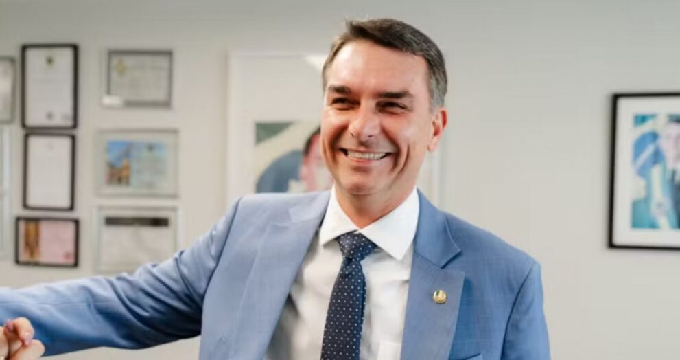 flavio-bolsonaro-diz-que-pretende-mudar-constituicao-com-reducao-da-maioridade-e-reforma-do-judiciario