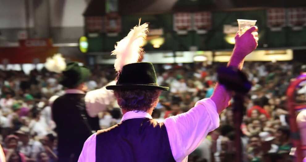 oktoberfest-de-blumenau-reune-atracoes-e-celebra-tradicao-germanica