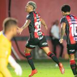 Vitória faz o dever de casa e goleia a lanterna Chapecoense no Barradão