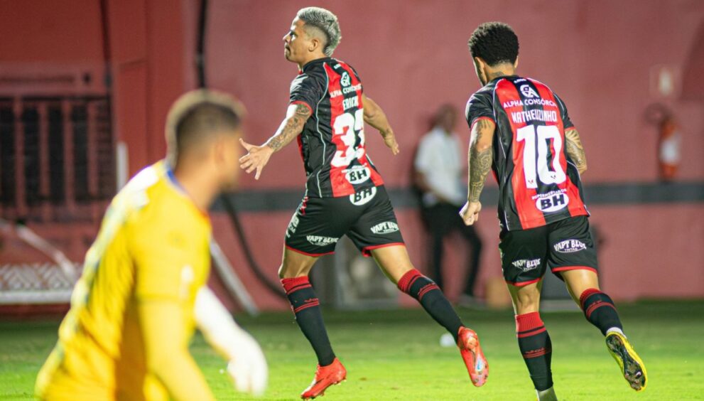 vitoria-faz-o-dever-de-casa-e-goleia-a-lanterna-chapecoense-no-barradao