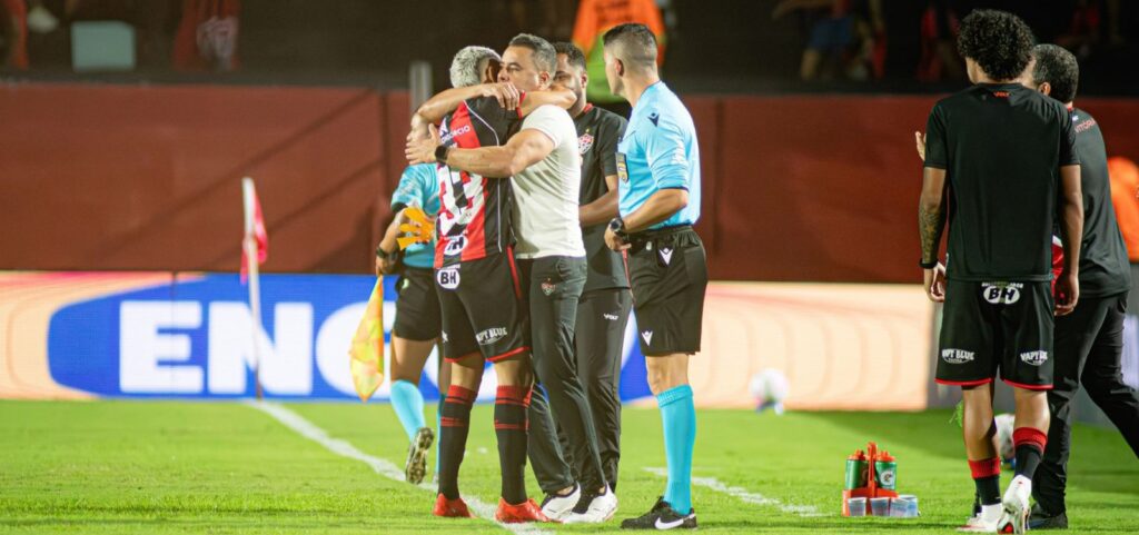 jair-ventura-exalta-goleada-do-vitoria:-a-gente-anda-mais-uma-casinha-na-tabela