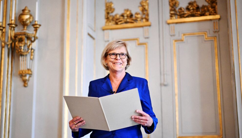 canadense-anne-carson-vence-nobel-de-literatura
