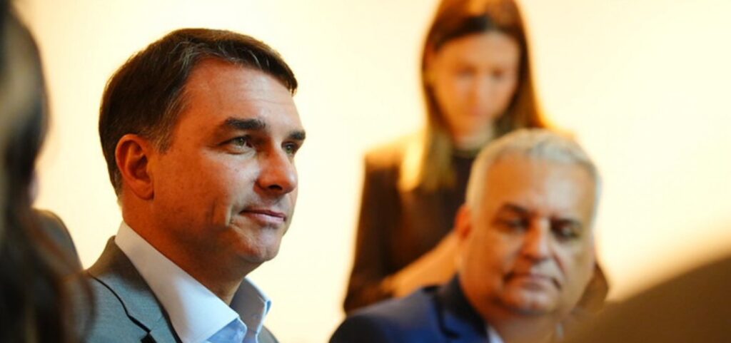 flavio-bolsonaro-defende-fim-da-reeleicao-e-mandato-de-cinco-anos