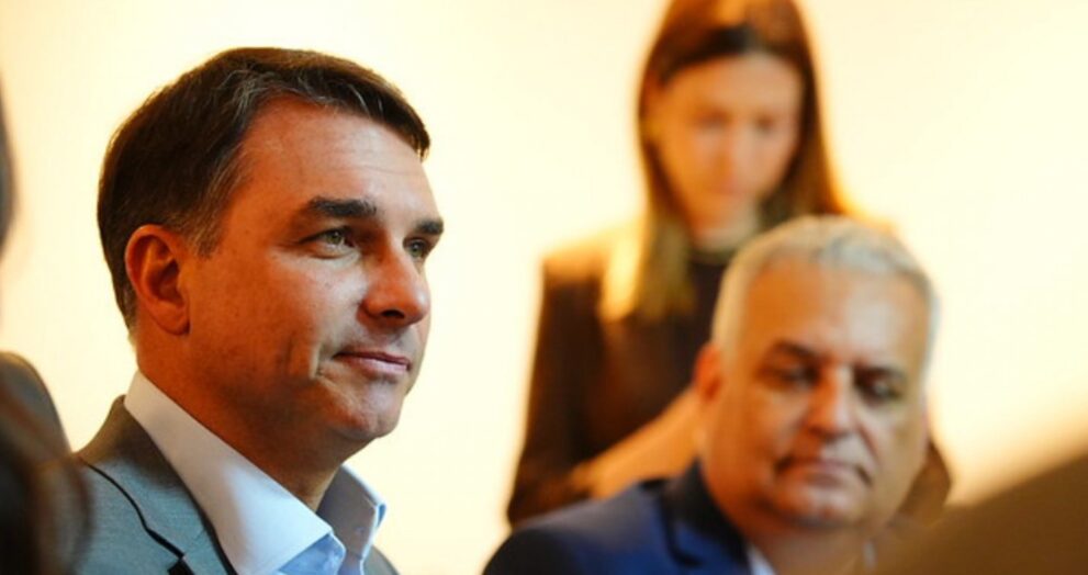 flavio-bolsonaro-defende-fim-da-reeleicao-e-mandato-de-cinco-anos