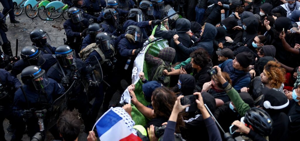 paris-em-chamas:-estudantes-tomam-a-praca-da-bastilha-na-continuacao-dos-protestos-pela-educacao