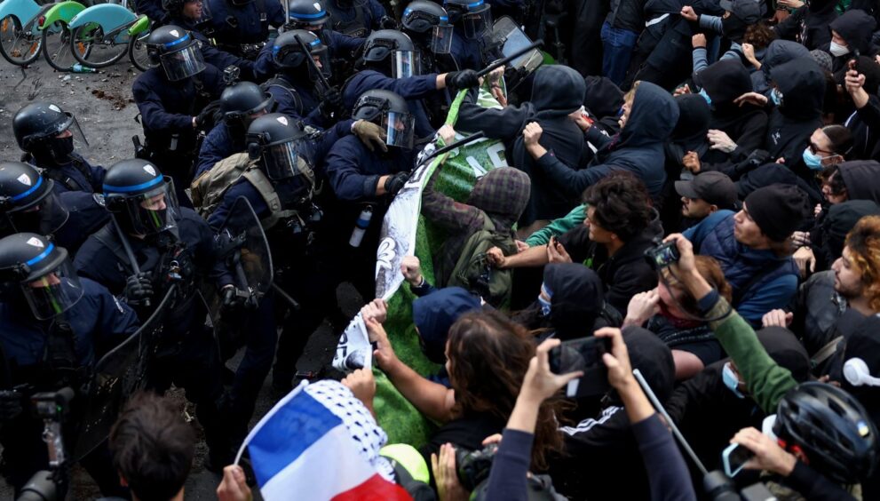 paris-em-chamas:-estudantes-tomam-a-praca-da-bastilha-na-continuacao-dos-protestos-pela-educacao