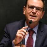 Eduardo Bolsonaro tem mandado de prisão expedido e passaportes cancelados por decisão do STF