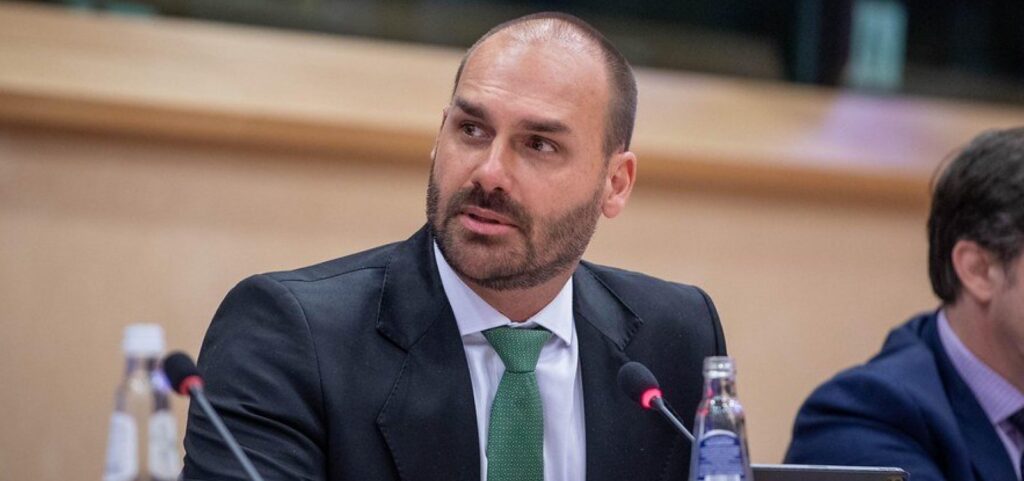 eduardo-bolsonaro-tem-mandado-de-prisao-expedido-e-passaportes-cancelados-por-decisao-do-stf