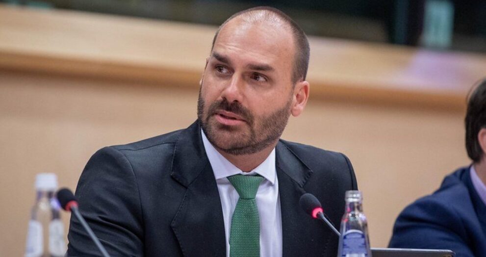 eduardo-bolsonaro-tem-mandado-de-prisao-expedido-e-passaportes-cancelados-por-decisao-do-stf