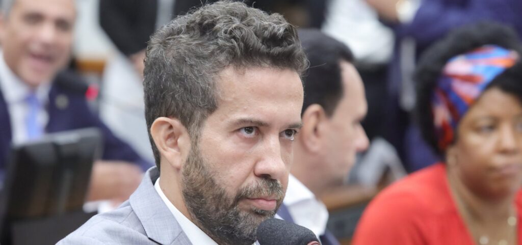 canal-de-janones-pro-lula-e-alvo-de-tentativa-de-derrubada-pela-campanha-de-flavio-bolsonaro