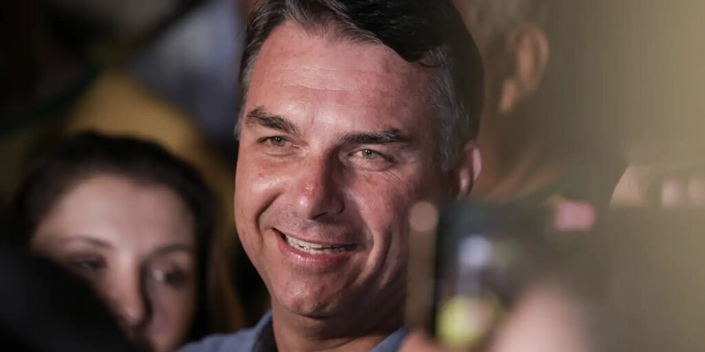 moraes-autoriza-retomada-de-visitas-de-flavio-bolsonaro-ao-pai