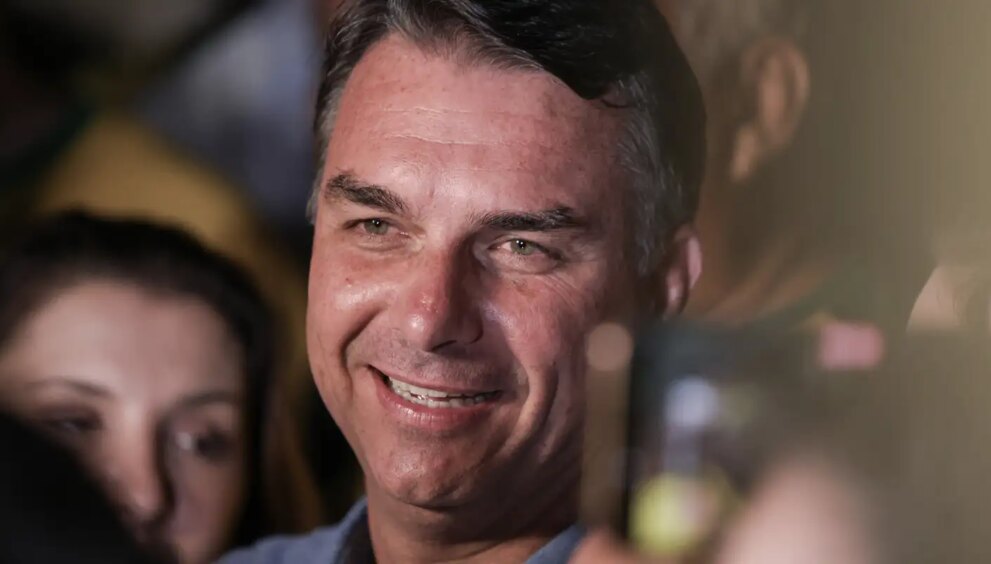 moraes-autoriza-retomada-de-visitas-de-flavio-bolsonaro-ao-pai