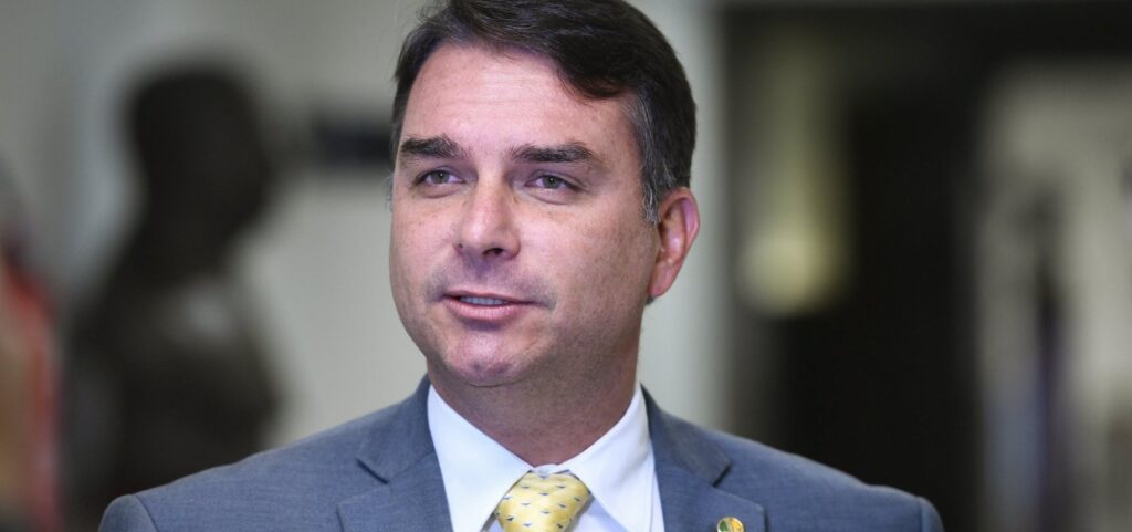 falha-tecnica-deixa-propaganda-de-flavio-bolsonaro-sem-audio-na-tv,-explica-tse