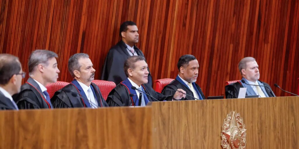 tse-manda-flavio-bolsonaro-e-aliados-apagarem-video-falso