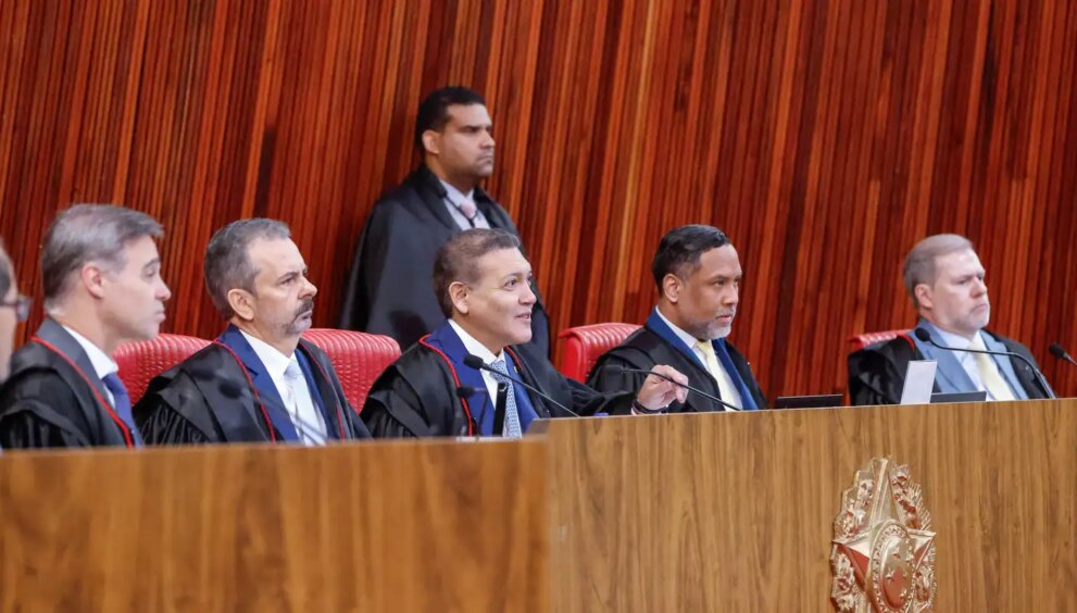 tse-manda-flavio-bolsonaro-e-aliados-apagarem-video-falso