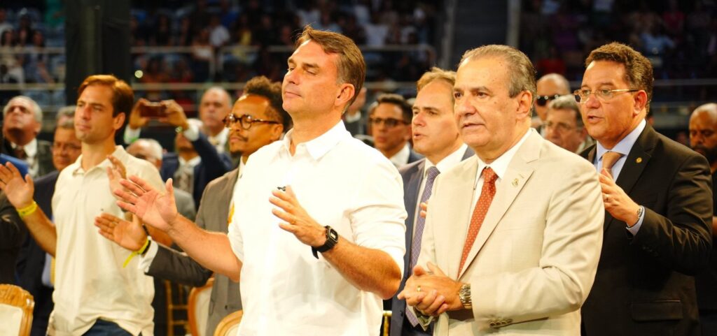 flavio-bolsonaro-pode-ter-candidatura-cassada-apos-denuncia-de-propaganda-eleitoral-em-culto